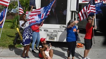 Simpatizantes de Donald Trump le demuestran su apoyo cerca de su residencia de Mar-a-Lago en Florida