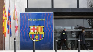 TOPSHOT - Deputy Chief of the Criminal Investigation Division of Catalan regional police forces Mossos d'Esquadra, Marta Fernandez (R) leaves the offices of Barcelona Football Club on March 01, 2021 in Barcelona during a police operation inside the building. - (Photo by LLUIS GENE / AFP) (Photo by LLUIS GENE/AFP via Getty Images)