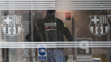 Policía allanando las oficinas del FC Barcelona.