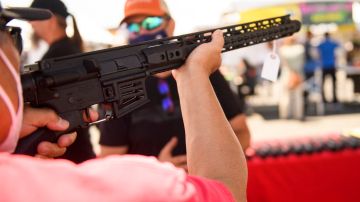 México critica las prácticas de productoras de armas que permiten el tráfico hacia México.