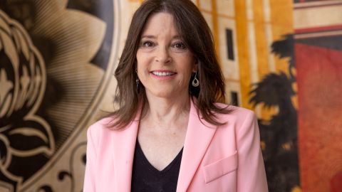 Marianne Williamson se postula por los demócratas para la Presidencia en 2024.