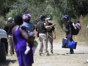 Rescatan a 129 migrantes que fueron abandonados dentro de dos camiones al norte de México