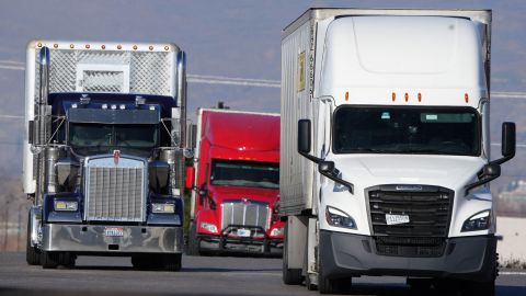 Trabajadores mexicanos recibían salarios en pesos mexicanos de una empresa de mercancías de San Diego.