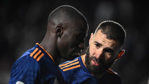 Karim Benzema (D) y Ferland Mendy (I) del Real Madrid.