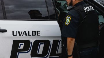 La Policíade Uvalde, Texas, respondió a una llamada de alerta por un tren donde iban inmigrantes hacinados.