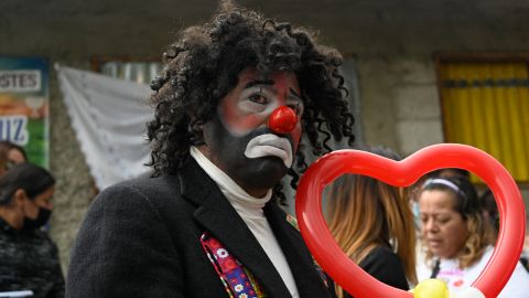 VIDEO: Payaso es contratado para dar show en velorio de un niño, llora ante féretro y se vuelve viral