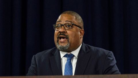 El fiscal Alvin Bragg ha ganado un lugar histórico al lograr que Trump pueda ser acusado penalmente.