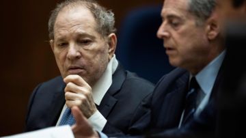 Former film producer Harvey Weinstein (L) interacts with his attorney Mark Werksman in court at the Clara Shortridge Foltz Criminal Justice Center in Los Angeles, California, on 4 October 2022. - Weinstein was extradited from New York to Los Angeles to face sex-related charges. (Photo by ETIENNE LAURENT / POOL / AFP) (Photo by ETIENNE LAURENT/POOL/AFP via Getty Images)