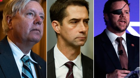 Los senadores republicanos Lindsey Graham y Tom Cotton, y el representante Dan Crenshaw.