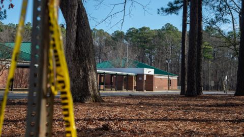 Maestra atacada por un niño de 6 años no puede olvidar la mirada del estudiante que le disparó