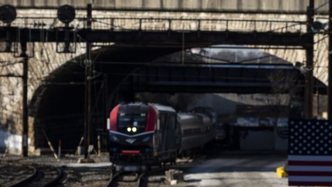 Chocan tren y camión de volteo en cruce de Ohio, dejando un muerto