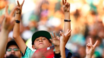 Niño disfrutando de un partido de la Liga MX 2023.