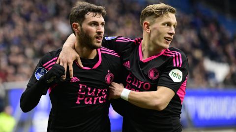 Santiago Gimenez y Marcus Pedersen celebran un gol del mexicano.