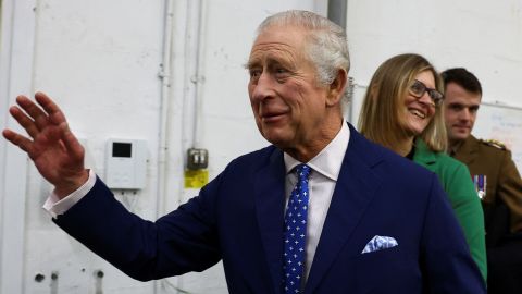 MILTON KEYNES, ENGLAND - FEBRUARY 16: Britain's King Charles III visits the Milton Keynes food bank in Milton Keynes on February 16, 2023 in Milton Keynes, England. The King is visiting Milton Keynes to celebrate its new status as a city, awarded as part of The late Queens Platinum Jubilee celebrations. (Photo by Molly Darlington - WPA Pool/Getty Images)