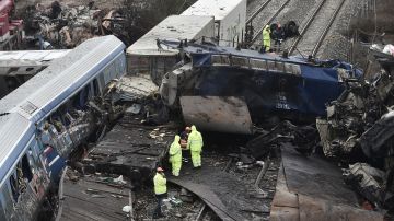 Muertes por accidente de tren en Grecia sube a 57, mientras trabajadores ferroviarios se declaran en huelga