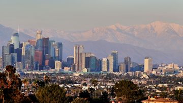 Montañas coronadas de nieve detrás del centro de Los Ángeles el 2 de marzo de 2023.