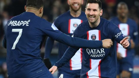 Lionel Messi (D) y Kylian Mbappe (I) con el PSG.