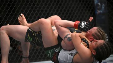 Alexa Grasso somete a Valentina Shevchenko para arrebatarle el campeonato mosca del UFC.