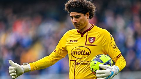 Guillermo Ochoa con la playera del Salernitana de la Serie A.