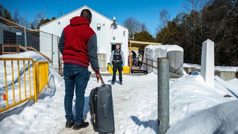 En 2022, 39,000 inmigrantes arribaron por Roxham Road, una calle en la frontera de Canadá con EE.UU.