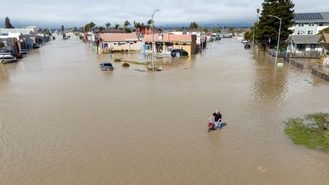 La rotura de un dique causó una gran inundación en la comunidad de Pájaro, en Monterey.