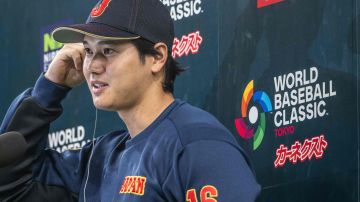 Shohei Ohtani hablando con la prensa en el Clásico Mundial de Béisbol.