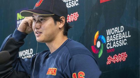 Shohei Ohtani hablando con la prensa en el Clásico Mundial de Béisbol.