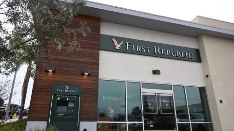 Una sucursal de First Republic Bank en Manhattan Beach, California.