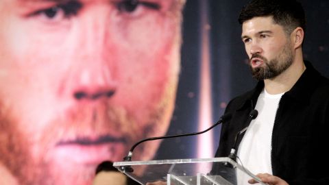 John Ryder en una rueda de prensa previa a su pleito contra Canelo Álvarez el 6 de mayo de 2023.