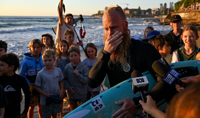 Blake Johnston, surfista australiano dueño del récord mundial de más horas entre olas. SAEED KHAN / AFP - Getty Images.