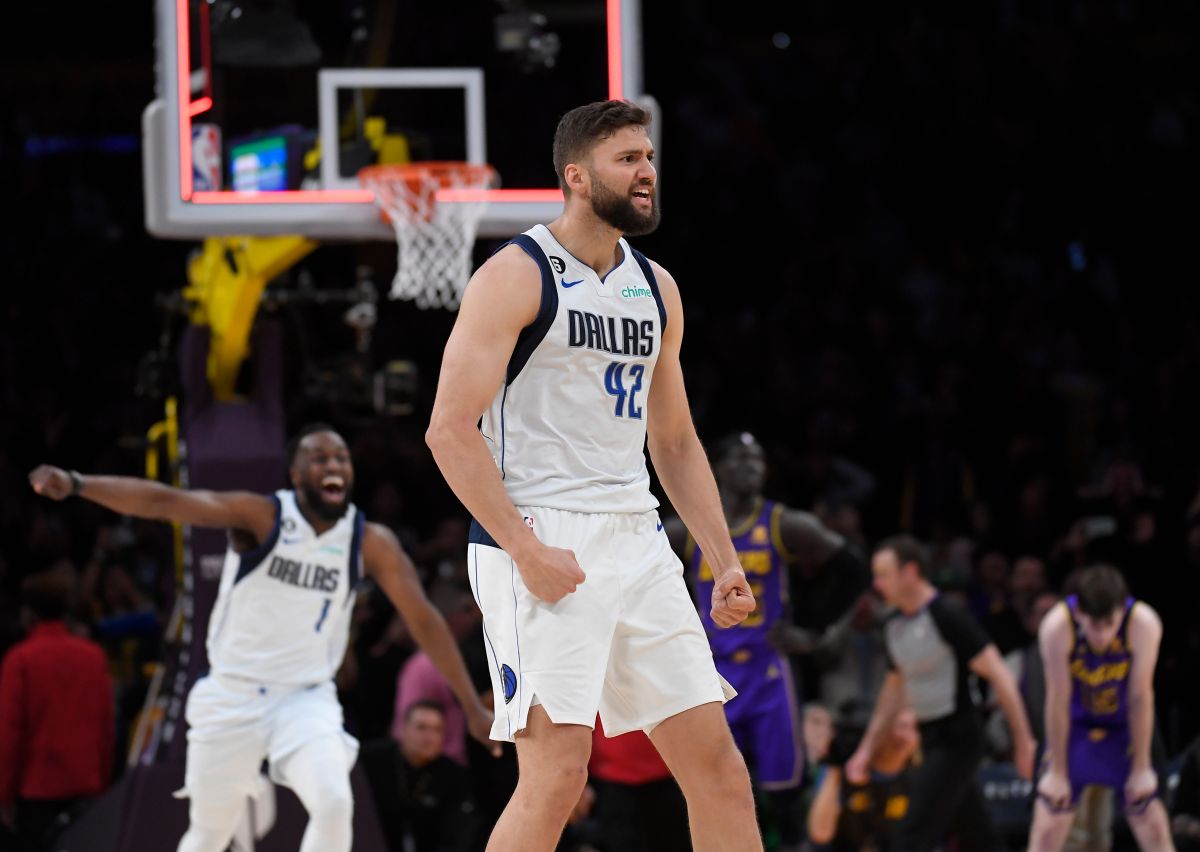 Javier “Chicharito” Hernández witnessed in the front row the painful defeat of the Los Angeles Lakers against the Dallas Mavericks