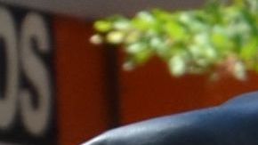 Vecinos lloran tras el terremoto que destruyó edificios en la ciudad de Machala, en Ecuador.