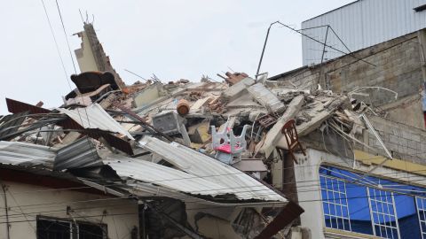 Sube a 15 el saldo de muertos y más de 500 heridos por terremoto en Ecuador y Perú