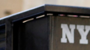 La NYPD coloca vallas para proteger la Corte Criminal de Manhattan.