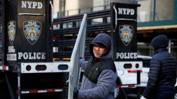 La NYPD coloca vallas para proteger la Corte Criminal de Manhattan.