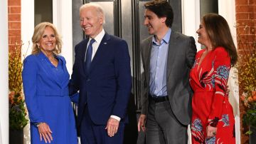 Justin Trudeau y su esposa, Sophie Grégoire Trudeau, saludan al presidente Joe Biden y a la primera dama, Jill Biden, en Rideau Cottage, la residencia de los primeros ministros.