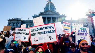 Manifestantes piden poner fin a la violencia armada en las escuelas ente el Capitolio de Colorado el 24 de marzo de 2023 en Denver.