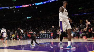 Patrick Beverley provocando a LeBron James en su regreso con Lakers.