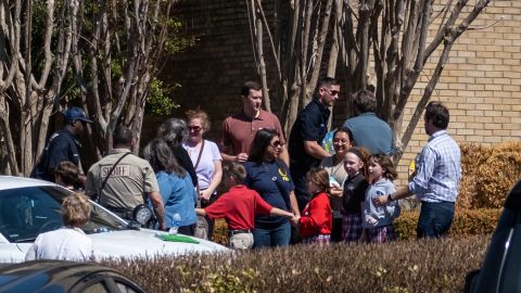 VIDEO: Captan a niños corriendo asustados por la calle durante tiroteo en escuela de Nashville