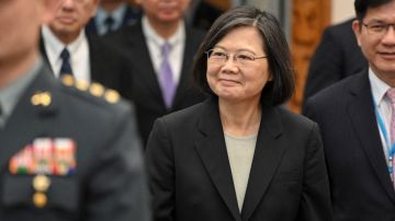 La presidenta de Taiwán, Tsai Ing-wen, cuando se dirigía a tomar el avión que la traería a EE.UU.