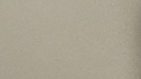 Un niño le da una palmadita en el hombro al Papa Francisco el 29 de marzo de 2023 en El Vaticano.