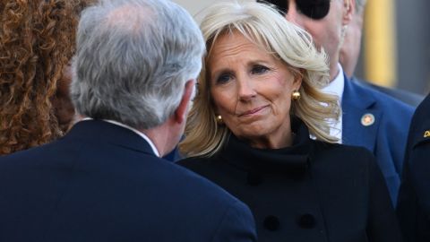 John Cooper, alcalde de Nashville, saluda a la primera dama Jill Biden en la vigilia para honrar a las víctimas de un tiroteo en The Covenant School.