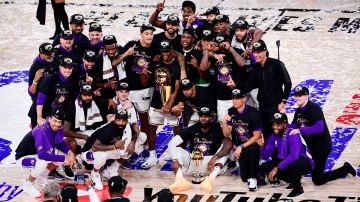 Jugadores de LA Lakers celebrando el título de la NBA 2020.