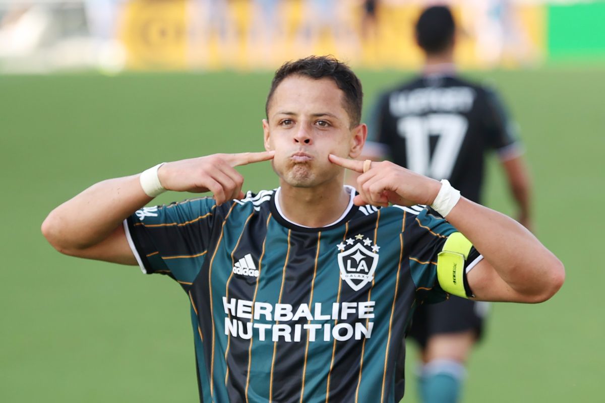 Javier "Chicharito" Hernández celebrando gol con LA Galaxy.