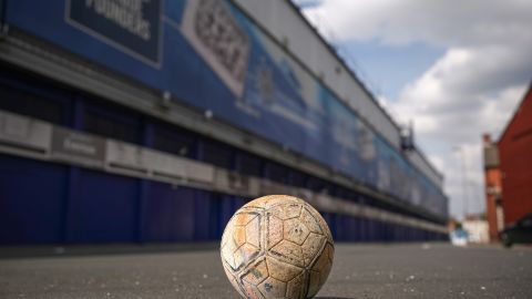 En Liverpool, Inglaterra, dos equipos dominan la ciudad: Liverpool FC y Everton.