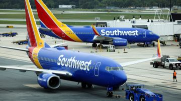 Capitán de un vuelo de Southwest se desmaya y piloto de otra aerolínea ayuda a aterrizar el avión