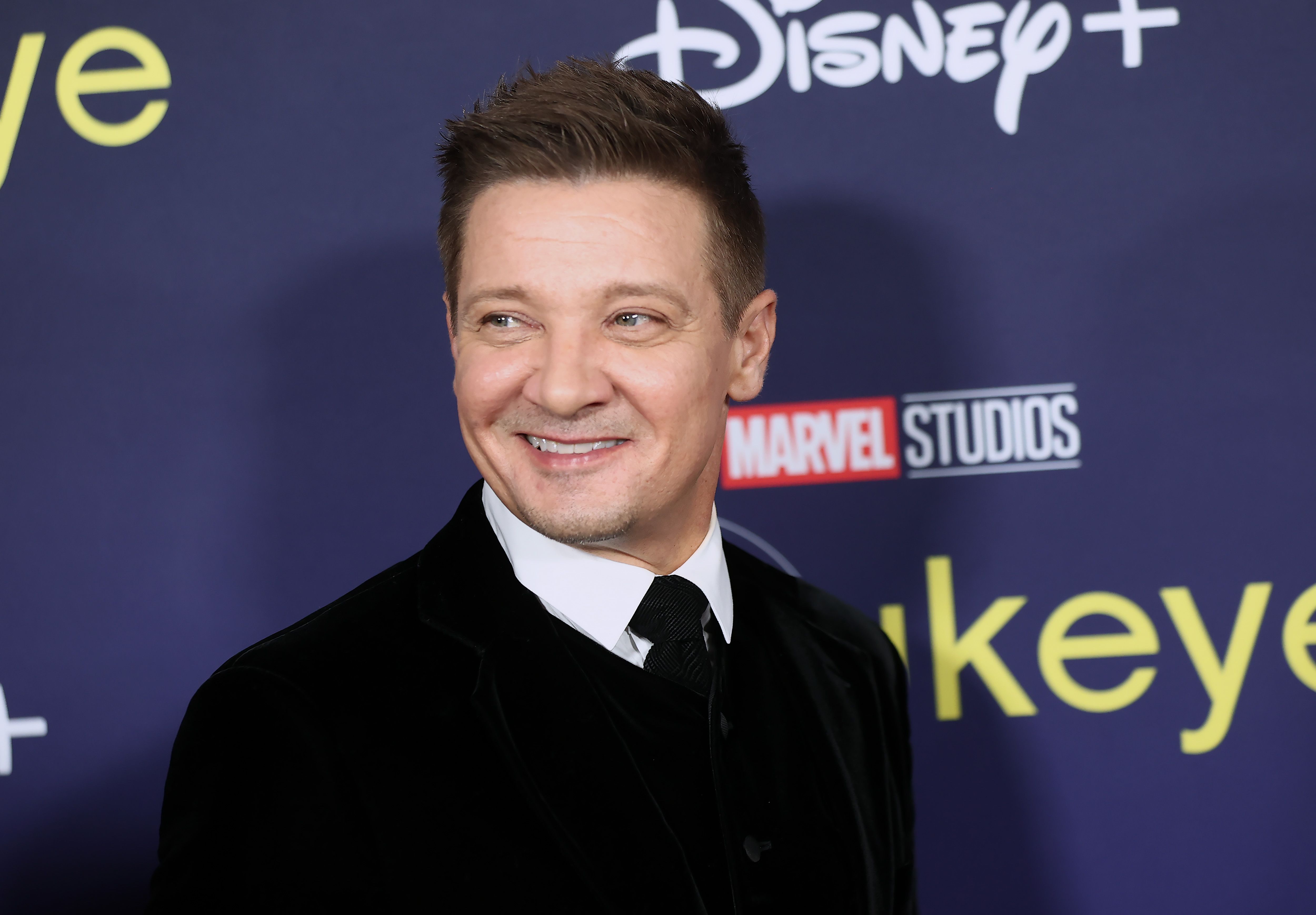 jeremy-renner-walks-again-and-shares-a-video-of-his-recovery-process