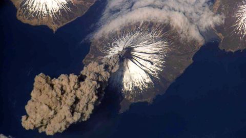 Autoridades advierten de posible erupción del volcán de Alaska tras registro de terremotos en la zona