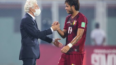 José Pekerman y Telasco Segovia durante un partido de Venezuela.