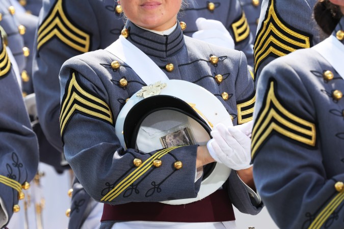 Las academias militares registraron más de 200 denuncias de asaltos sexuales en el pasado curso.